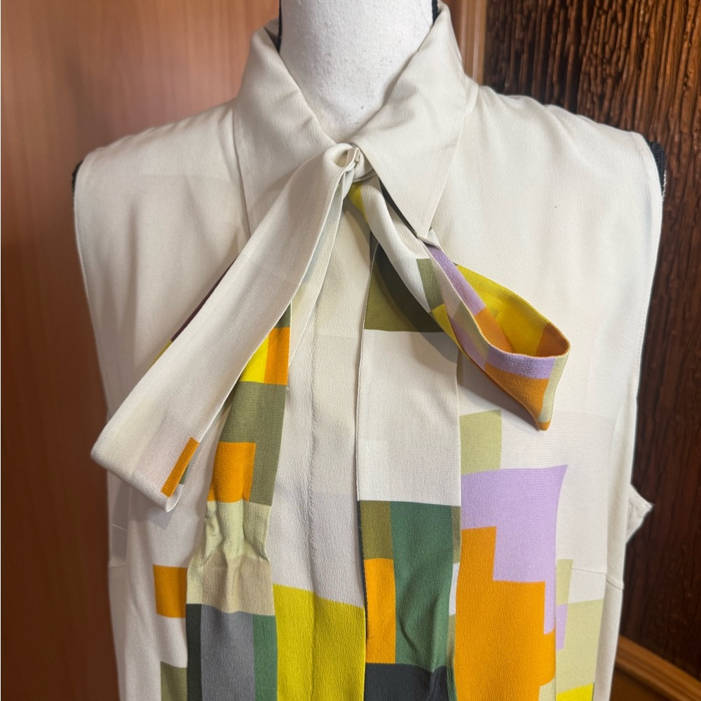 Akris Pixel Flowers Sleeveless Silk Crepe
Shirtdress 16 - Picture 4 of 16